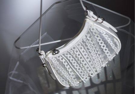 白色水晶饰片手提包